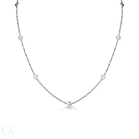 Collana in oro bianco 18k con 9 castoni in zaffiri rosa, cm 40.