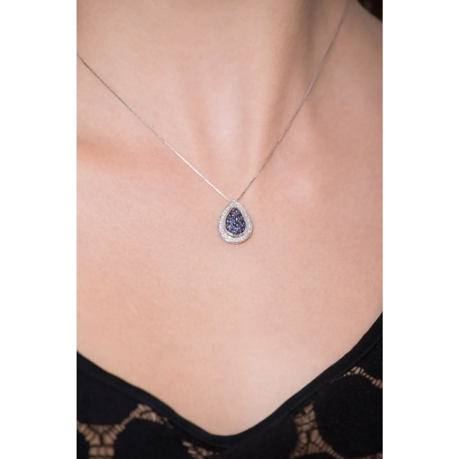 Collana in oro bianco 18k con pendente a goccia in diamanti e zaffiri blu.