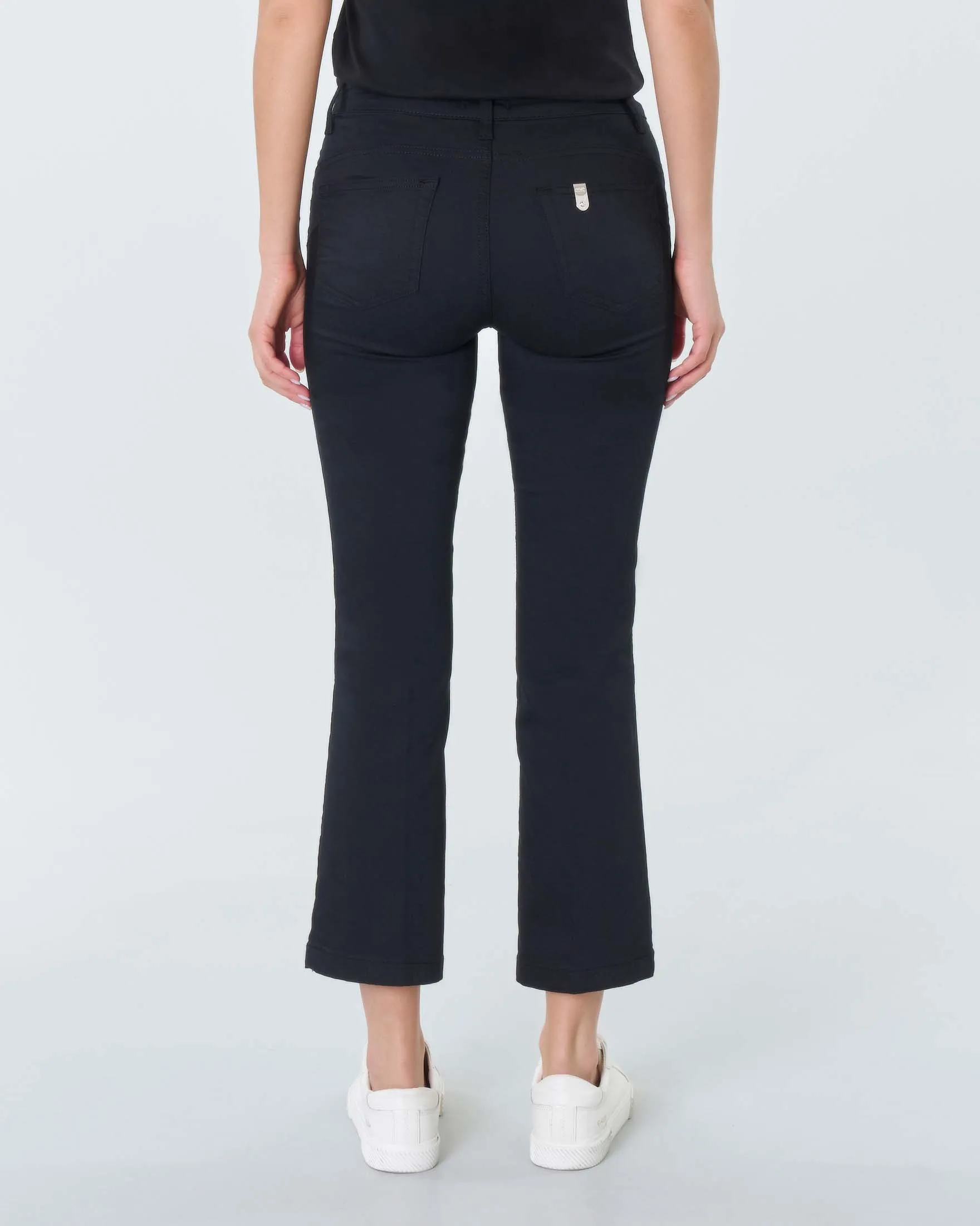 Pantaloni neri a trombetta in bull di cotone stretch con tasche applicate sul davanti