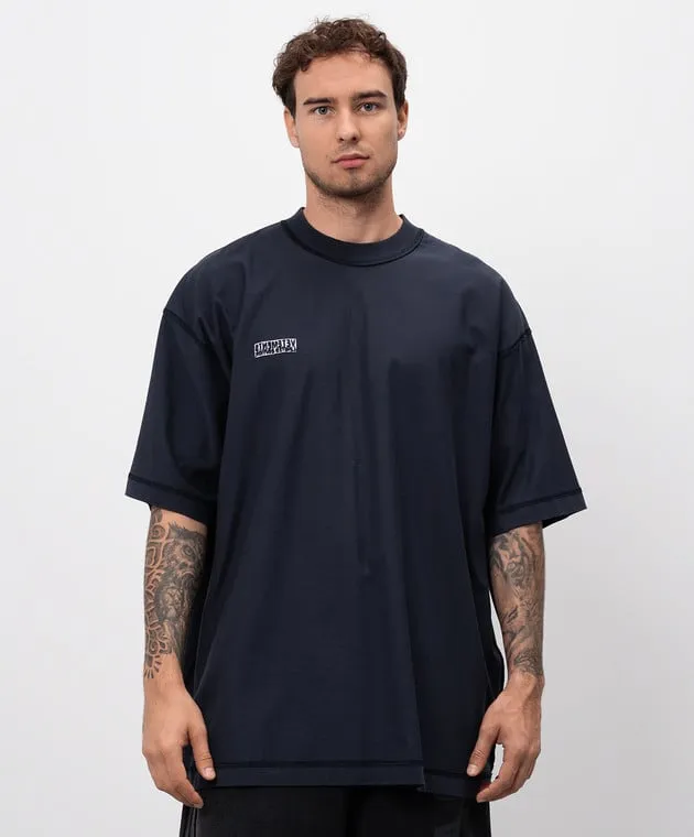 Vetements T-shirt blu con effetto inside out e logo UA65TR107N
